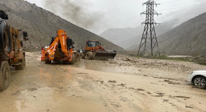 Hakkari-Van Karayolu'nda heyelan